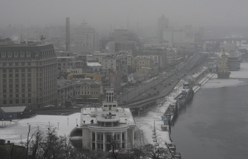 Hmla zahalila centrum Kyjeva. FOTO: TASR/AP