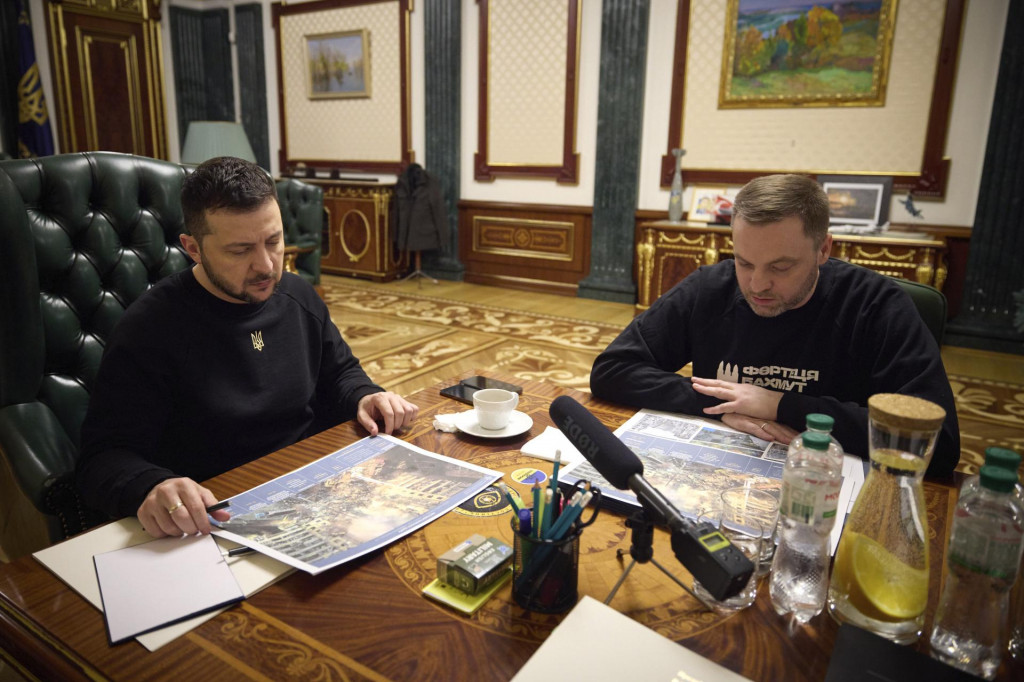 Ukrajinský prezident Volodymyr Zelenskyj (vľavo) a ukrajinský minister obrany Denys Monastyrskyj (vpravo) diskutujú počas stretnutia v Kyjeve. FOTO: TASR/AP