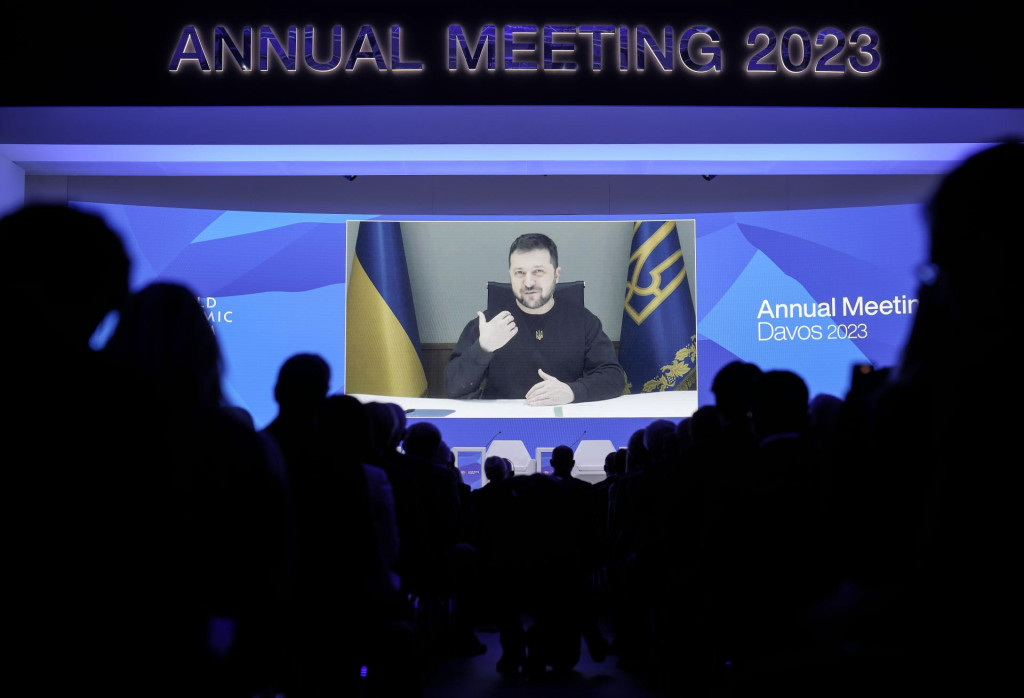 Ukrajinský prezident Volodymyr Zelenskyj počas prejavu na obrazovke prostredníctvom videokonferencie na výročnom zasadnutí Svetového ekonomického fóra. FOTO: TASR/AP