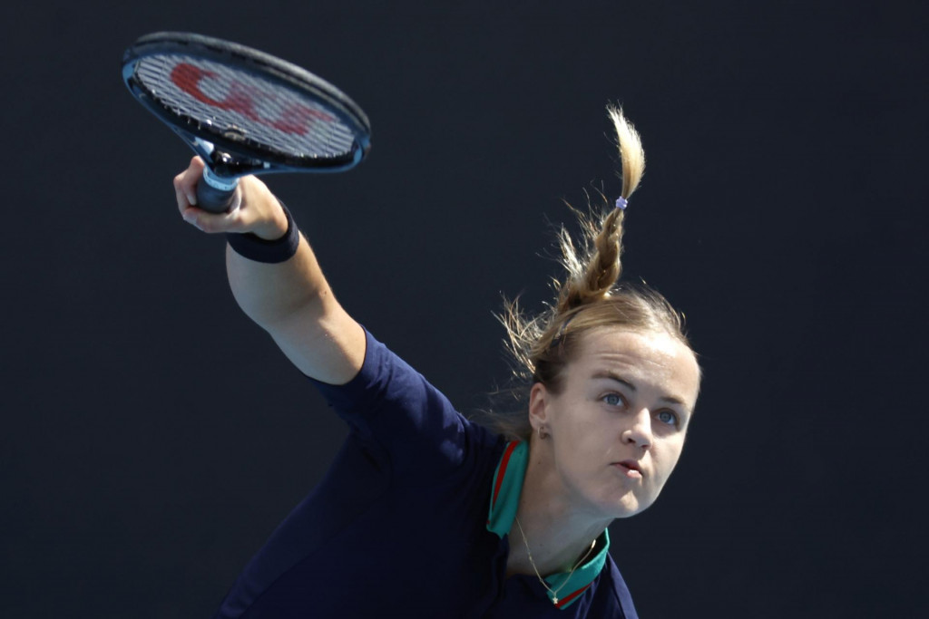 Slovenská tenistka Anna Karolína Schmiedlová podáva na Talianku Camile Giorgiovej v zápase 2. kola dvojhry na grandslamovom turnaji Australian Open. FOTO: TASR/AP