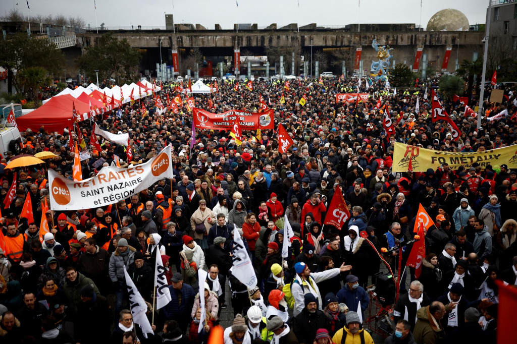 Demonštrácia proti plánu dôchodkovej reformy francúzskej vlády v Saint-Nazaire v rámci dňa národného štrajku a protestov. FOTO: Reuters