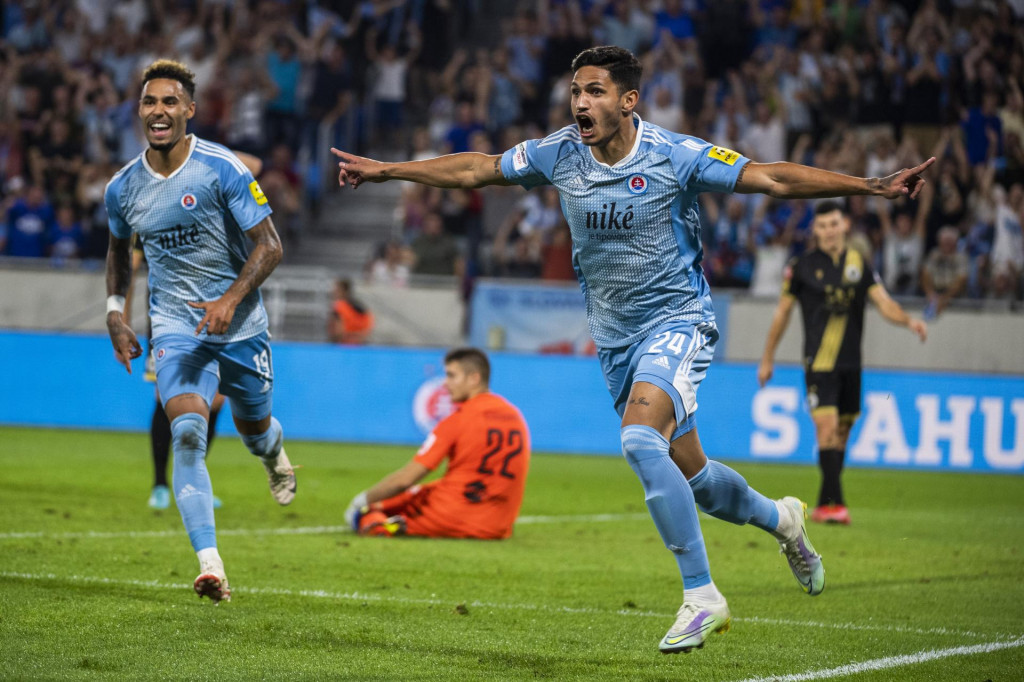 Vpravo Eric Ram&iacute;rez oslavuje g&oacute;l. FOTO: TASR/Jaroslav Nov&aacute;k