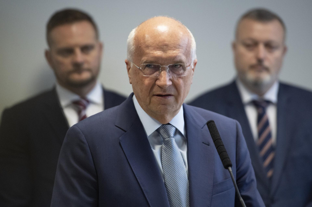 Prezident Asoci&aacute;cie priemyseln&yacute;ch zv&auml;zov a dopravy Alexej Beljajev počas tlačovej konferencie ministra pr&aacute;ce Milana Krajniaka (vpravo) so z&aacute;stupcami člensk&yacute;ch organiz&aacute;ci&iacute; Aliancie sektorov&yacute;ch r&aacute;d. Vľavo &scaron;t&aacute;tny tajomn&iacute;k ministerstva pr&aacute;ce Juraj K&aacute;čer. FOTO: TASR/P. Neubauer