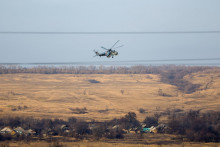 

Ruský vojenský vrtuľník Mi-28 lieta nad osadou v Luhanskej oblasti. FOTO: Reuters