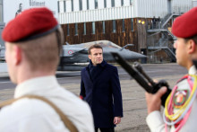 Francúzsky prezident Emmanuel Macron pred svojím novoročným prejavom k francúzskej armáde na leteckej základni Mont-de-Marsan vo Francúzsku. FOTO: REUTERS
