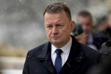 Poľský minister obrany Mariusz Blaszczak prichádza na tlačovú konferenciu v rámci schôdzky zástupcov krajín, ktoré poskytujú Ukrajine pomoc v boji proti ruskej invázii na americkej leteckej základni Ramstein v Nemecku. FOTO: TASR/AP