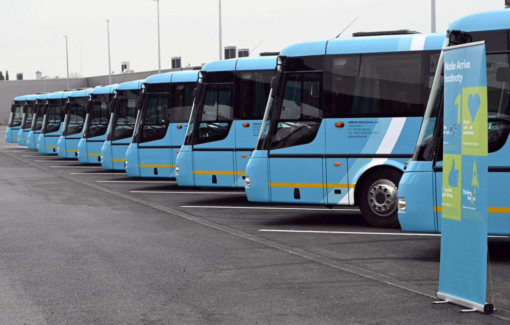 Autobusoví dopravcovia reagovali na požiadavky cestujúcich aj dopravnú situáciu. FOTO: TASR/Roman Hanc