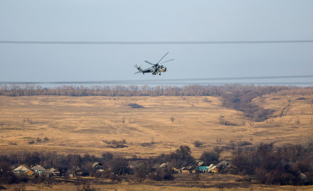 

Ruský vojenský vrtuľník Mi-28 lieta nad osadou v Luhanskej oblasti. FOTO: Reuters