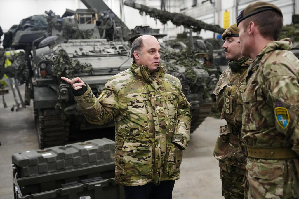 Ilustračná fotografia. Britský minister zahraničných vecí Ben Wallace (vľavo) sa rozpráva s britskými vojakmi počas návštevy vojenskej základne v meste Tapa v Estónsku. FOTO: TASR/AP