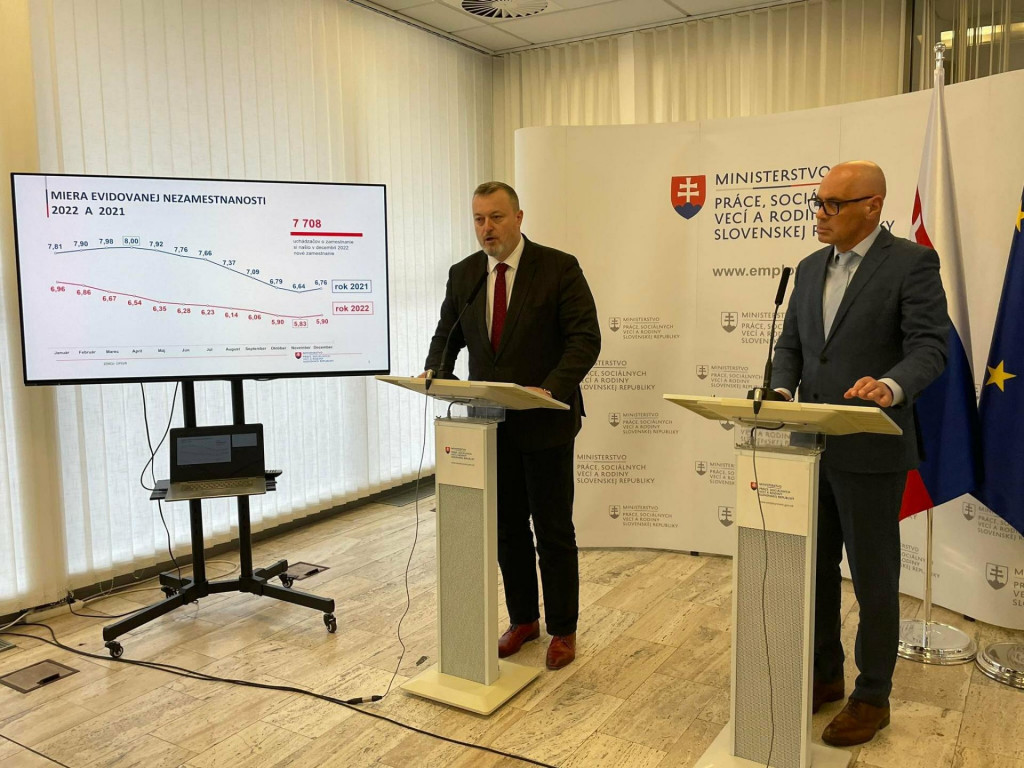 Minister pr&aacute;ce Milan Krajniak (vľavo) a gener&aacute;lny riaditeľ &Uacute;stredia pr&aacute;ce Karol Zimmer (vpravo). FOTO: HN/Akos Cs&eacute;pl&ouml;