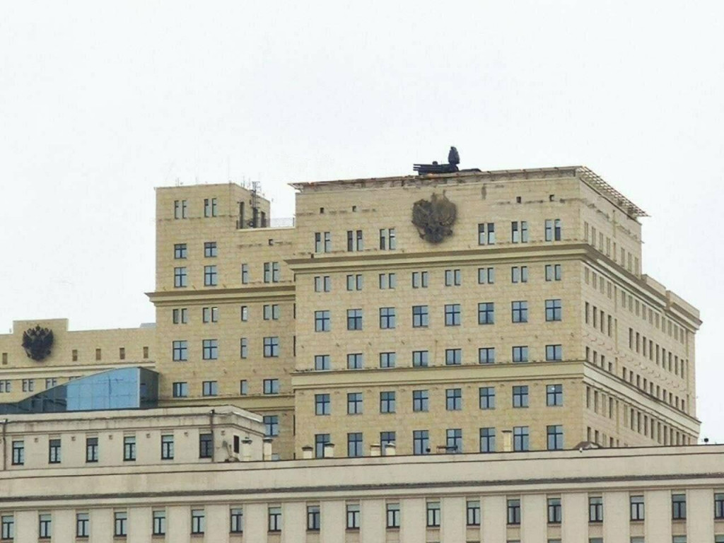 Protilietadlový systém Pancir-S1 na budove spadajúcej pod ruské ministerstvo obrany v Moskve. FOTO: Twitter/Igor Sushko