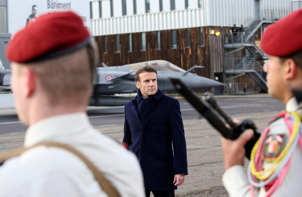 Francúzsky prezident Emmanuel Macron pred svojím novoročným prejavom k francúzskej armáde na leteckej základni Mont-de-Marsan vo Francúzsku. FOTO: REUTERS