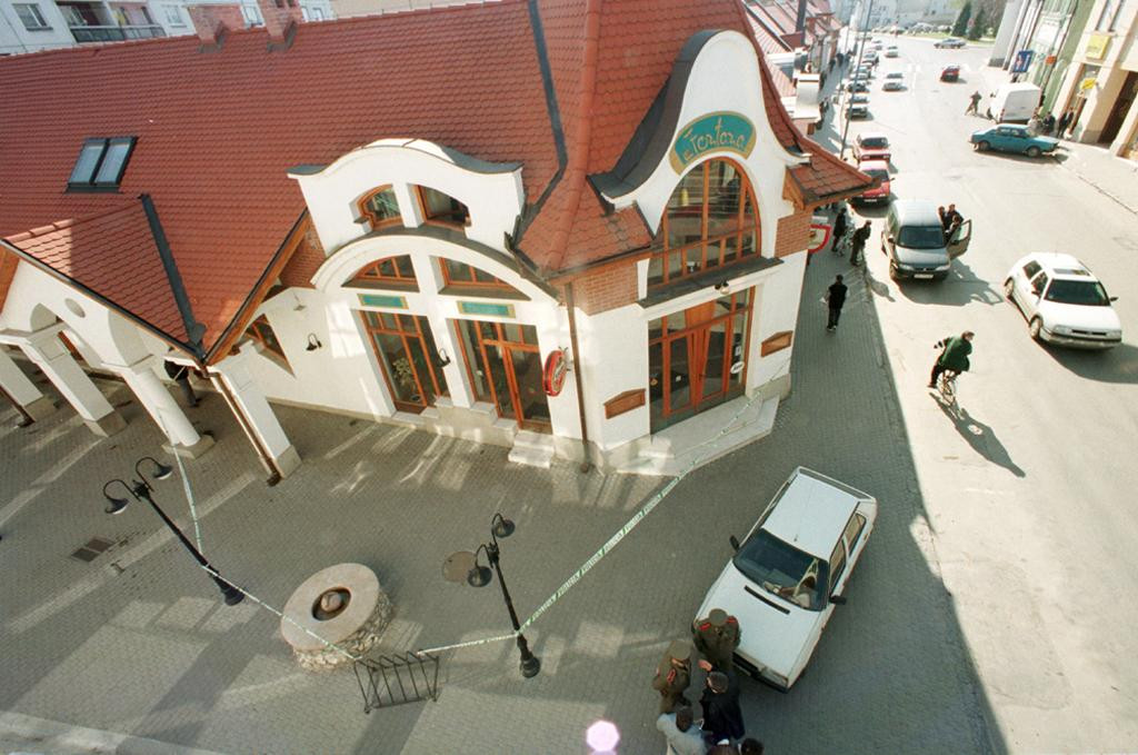 Vražedný masaker z 25.marca 1999 sa odohoral v bare Fontána v centre Dunajskej Stredy. FOTO: TASR/Štefan Puškáš