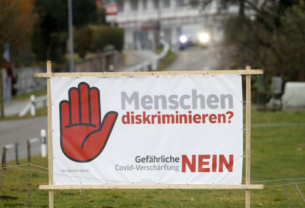 Švajčiari napríklad v roku 2021 hlasovali aj o covidových reštrikciách. V záväznom referende až 61 percent z nich podporilo vládny plán boja s pandémiou. FOTO: Reuters