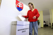 Volička vhadzuje obálku s hlasovacím lístkom do volebnej schránky v malej obci Bacúrov, okres Zvolen. FOTO: TASR/Ján Krošlák
