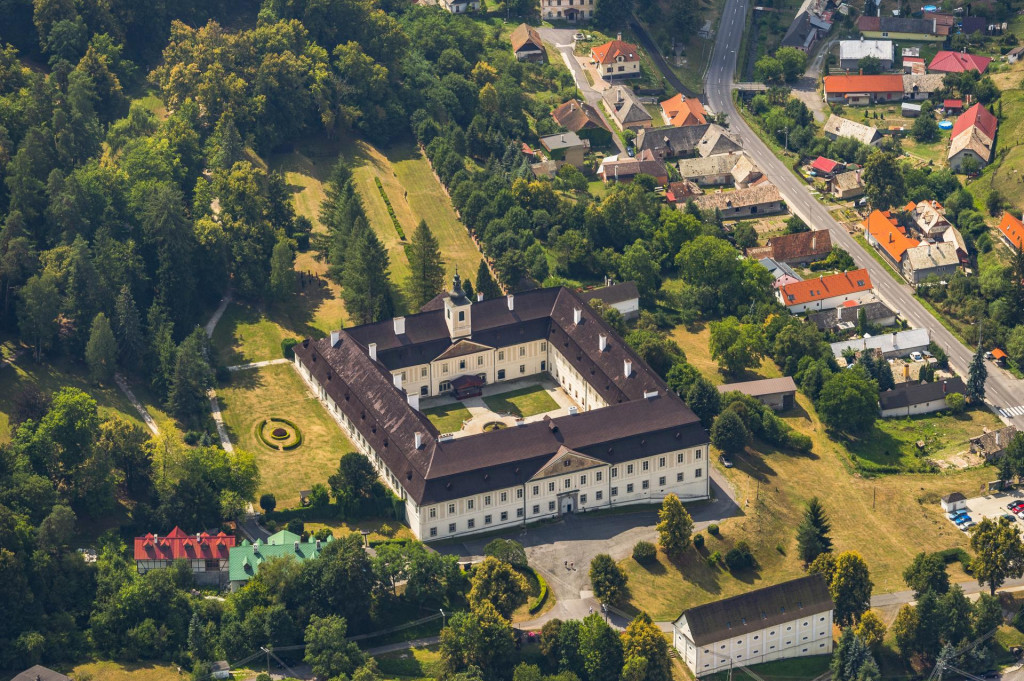 Letecká snímka ponúka pohľad na kaštiel Svätý Anton v okrese Banská Štiavnica. FOTO: TASR/Michal Svítok