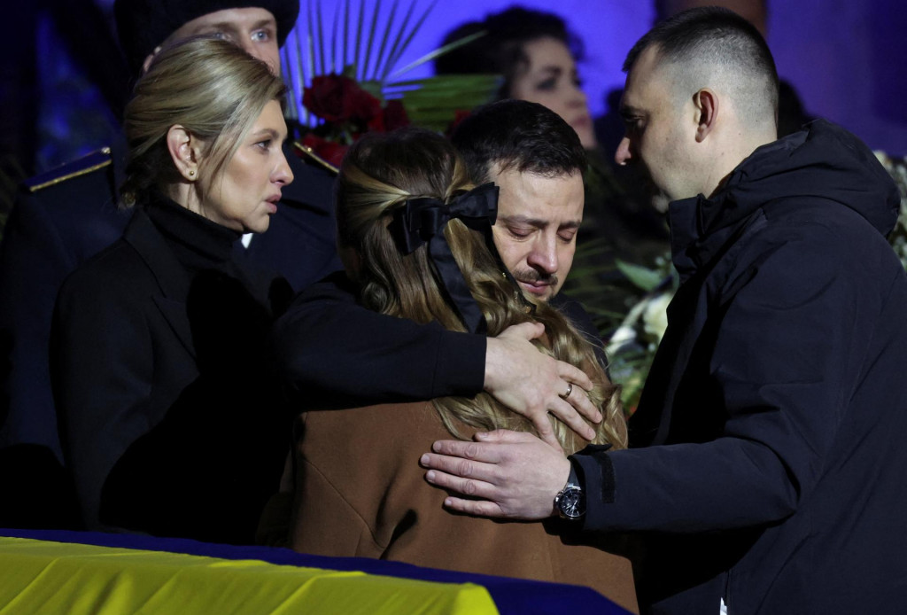 Volodymyr Zelenskyj spolu s manželkou Olenou sa zúčastnili na spomienkovej ceremónii v Kyjeve. FOTO: Reuters