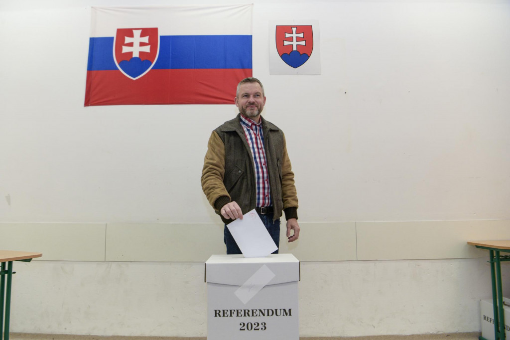 Predseda mimoparlamentnej strany HLAS - SD Peter Pellegrini vhadzuje obálku s hlasovacím lístkom do volebnej schránky. FOTO: TASR/Pavol Zachar