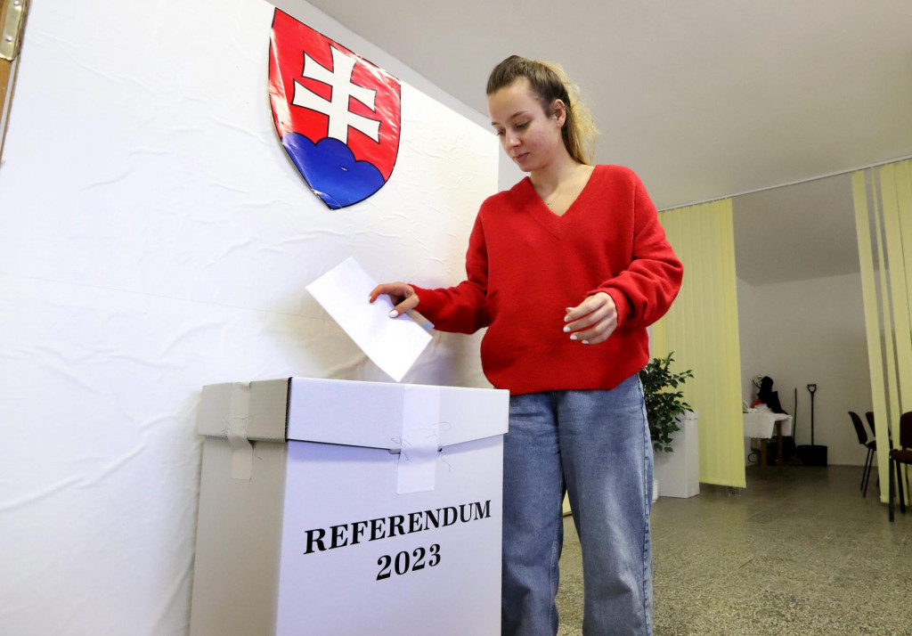 Volička vhadzuje obálku s hlasovacím lístkom do volebnej schránky v malej obci Bacúrov, okres Zvolen. FOTO: TASR/Ján Krošlák