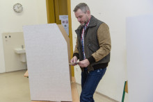 Šéf mimoparlamentnej strany Hlas odovzdáva svoj hlas v referende. FOTO: TASR/Pavol Zachar