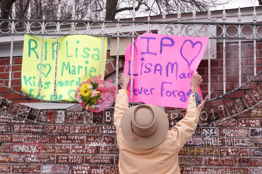 Fanúšikovia sa lúčia s Lisou Máriou Presleyovou pred memphiským sídlom Graceland. FOTO: Reuters 