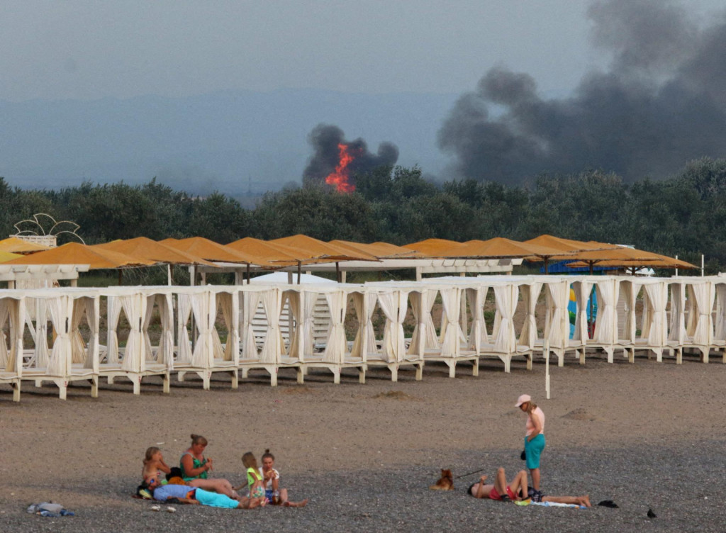 Ľudia odpočívajú na pláži na Kryme. FOTO: Reuters