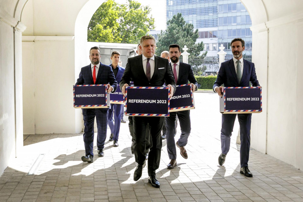 Predstavitelia strany Smeru-SD odovzd&aacute;vaj&uacute; podpisy za referendum. FOTO: TASR/Dano Veselsk&yacute;