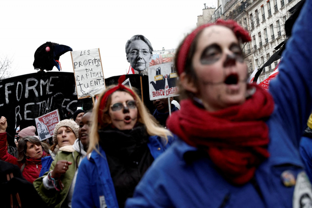 Protesty proti dôchodkovej reforme v Paríži. FOTO: Reuters