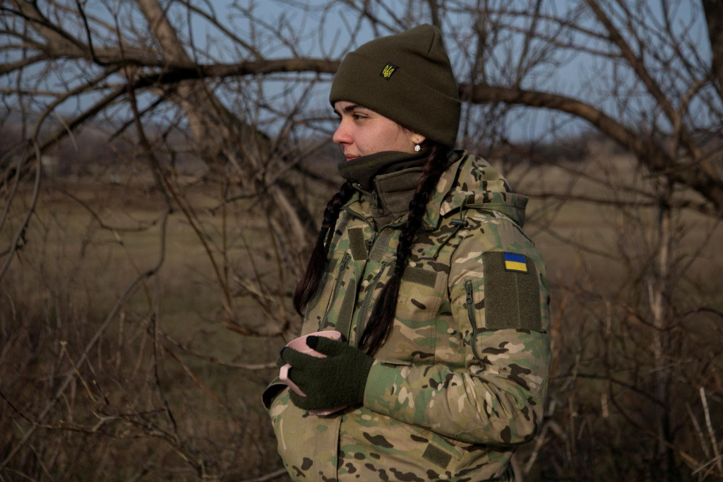 Vojačka na Ukrajine. FOTO: Reuters
