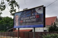 Bilbord s tvrdením Nájomné byty sú realitou vyvesila Kollárova strana ešte v júni minulého roka. FOTO: HN