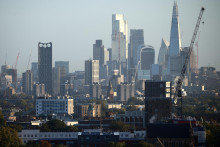 Úverové trhy sa ocitajú v situácii, keď sa z rýchlo rastúcich úrokových sadzieb stáva problém. Príkladom je náročný proces refinancovania kancelárskej budovy v londýnskom City. FOTO: Reuters