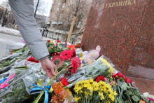 Žena kladie kvety na moskovský pomník ukrajinskej poetky a spisovateľky Kosač-Kvitkovej, známej pod pseudonymom Lesja Ukrajinka. Pamätník momentálne slúži ako symbol spolupatričnosti s obeťami tragédie v ukrajinskom meste Dnipro. FOTO: Reuters