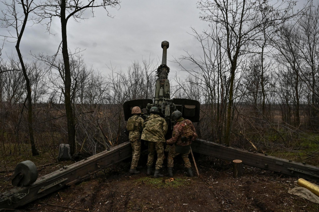 Ukrajinskí vojaci pália z húfnice 2A65 Msta-B. FOTO: Reuters