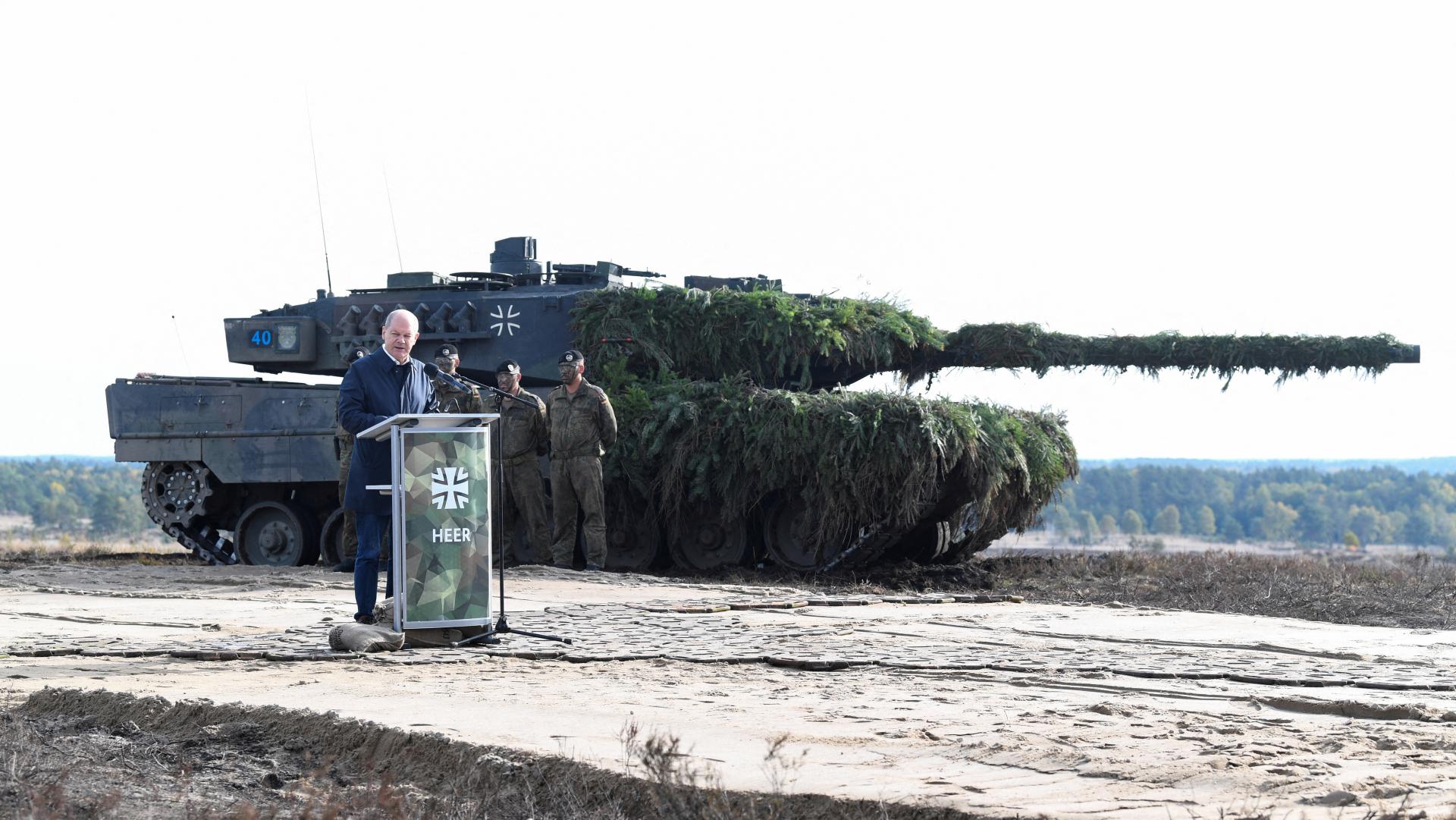 Nemecká vláda zažíva pre tanky takmer „rozvodové konanie“. Prečo Scholz váha s dodaním leopardov?