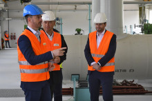 Na snímke vľavo premiér Eduard Heger a uprostred generálny riaditeľ spoločnosti Eustream Rastislav Ňukovič počas obhliadky hraničnej preberacej stanice plynovodu. FOTO: TASR/M. Kapusta
