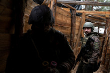 Ukrajinskí vojaci v zákope v Žitomírskej oblasti. FOTO: Reuters