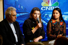 Mládežnícke klimatické aktivistky Helena Gualinga a Luisa Neubauerová sa zúčastňujú diskusie na tému „Zaobchádzanie s klimatickou krízou ako s krízou“ so šéfom Medzinárodnej energetickej agentúry Fatihom Birolom. FOTO: Reuters