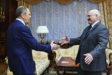 Ruský minister zahraničných vecí Sergej Lavrov (vľavo) a bieloruský prezident Alexander Lukašenko. FOTO: TASR/AP