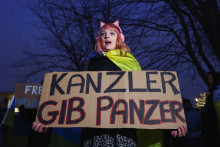Žena na proteste v Berlíne drží transparent vyzývajúci nemeckého kancelára Olafa Scholza, aby schválil dodávky tankov Leopard 2 na Ukrajinu. FOTO: Reuters