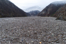 Plávajúca skládka, ktorú tvorí množstvo plastových fliaš, sudy a ďalší odpad, ktorý znečisťuje rieku Drina neďaleko bosnianskeho mesta Višegrad. FOTO TASR/AP