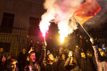 Demonštranti pred Generálnym konzulátom Švédska po tom, čo Rasmus Paludan, líder dánskej krajne pravicovej politickej strany Hard Line, spálil kópiu Koránu neďaleko tureckého veľvyslanectva. FOTO: Reuters