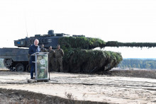 Nemecký kancelár Olaf Scholz pred tankom Leopard 2.  FOTO: Reuters