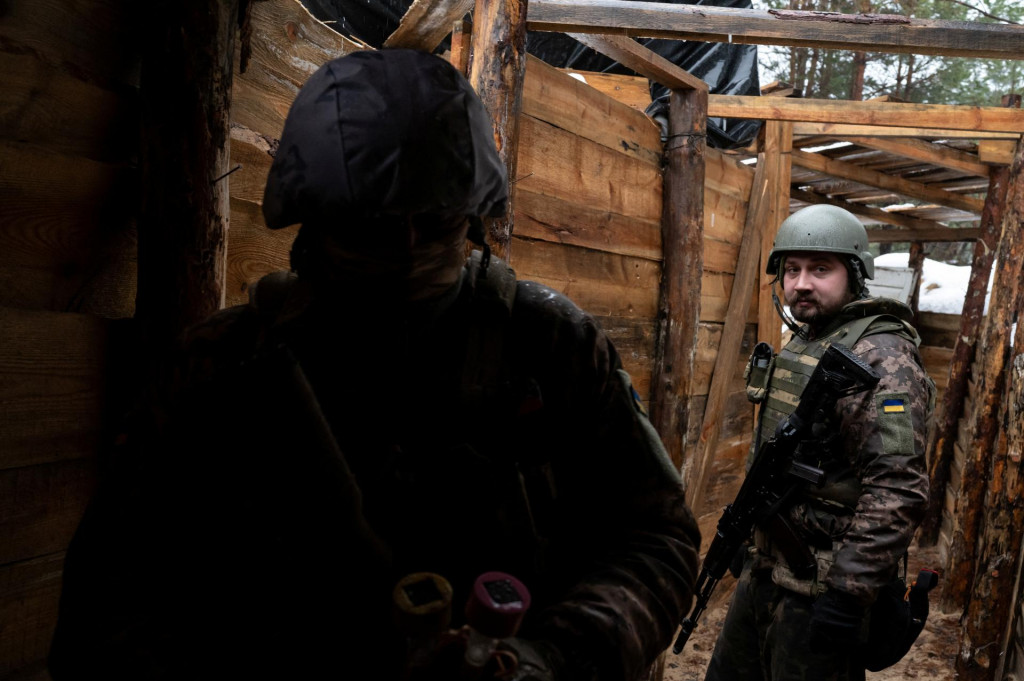 Ukrajinskí vojaci v zákope v Žitomírskej oblasti. FOTO: Reuters