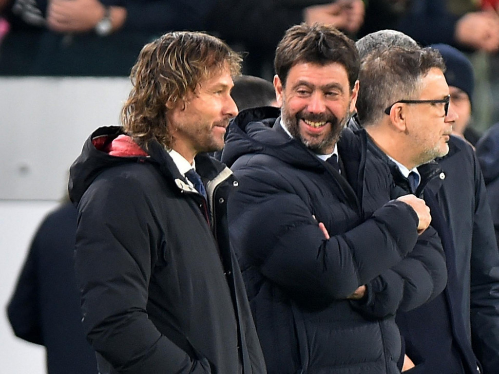 Pavel Nedvěd (vľavo) v rozhovore s prezidentom Juventusu Andreom Agnellim. FOTO: Reuters