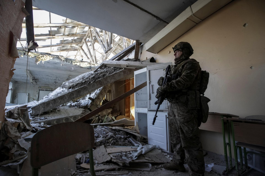 Ukrajinský vojak v zničenej budove školy v prvej línii. FOTO: Reuters