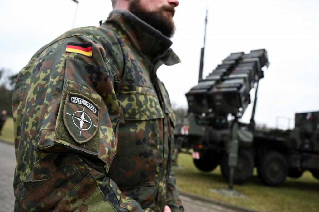 Pohľad na odznak NATO na bunde vojaka počas toho, ako vojaci nemeckého letectva pripravujú mobilné obranné raketové systémy zem-vzduch Patriot na prepravu do Poľska. FOTO: REUTERS
