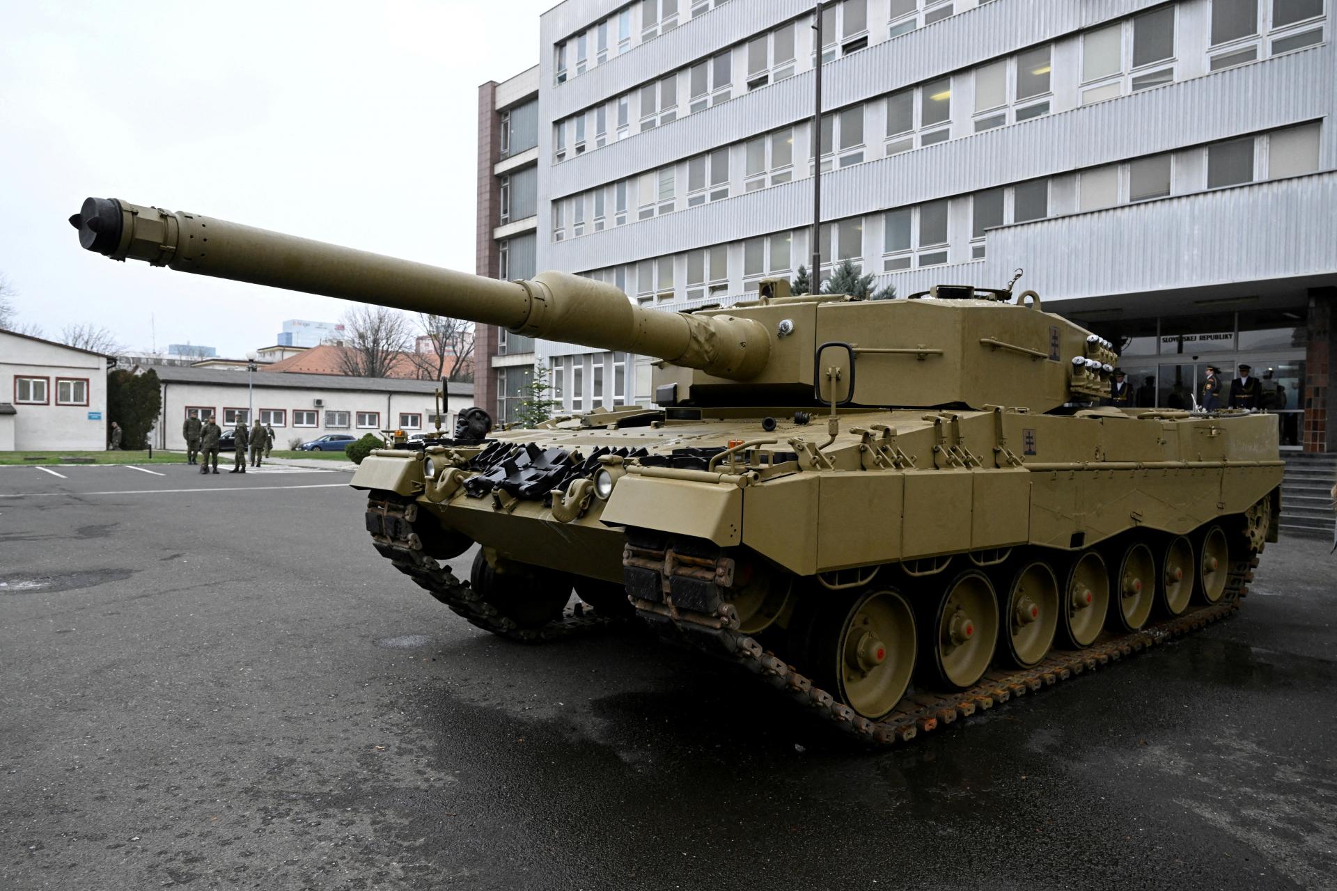 Západné tanky na Ukrajine nebudú úspešné. Zhoria ako všetky ostatné, tvrdí hovorca Kremľa