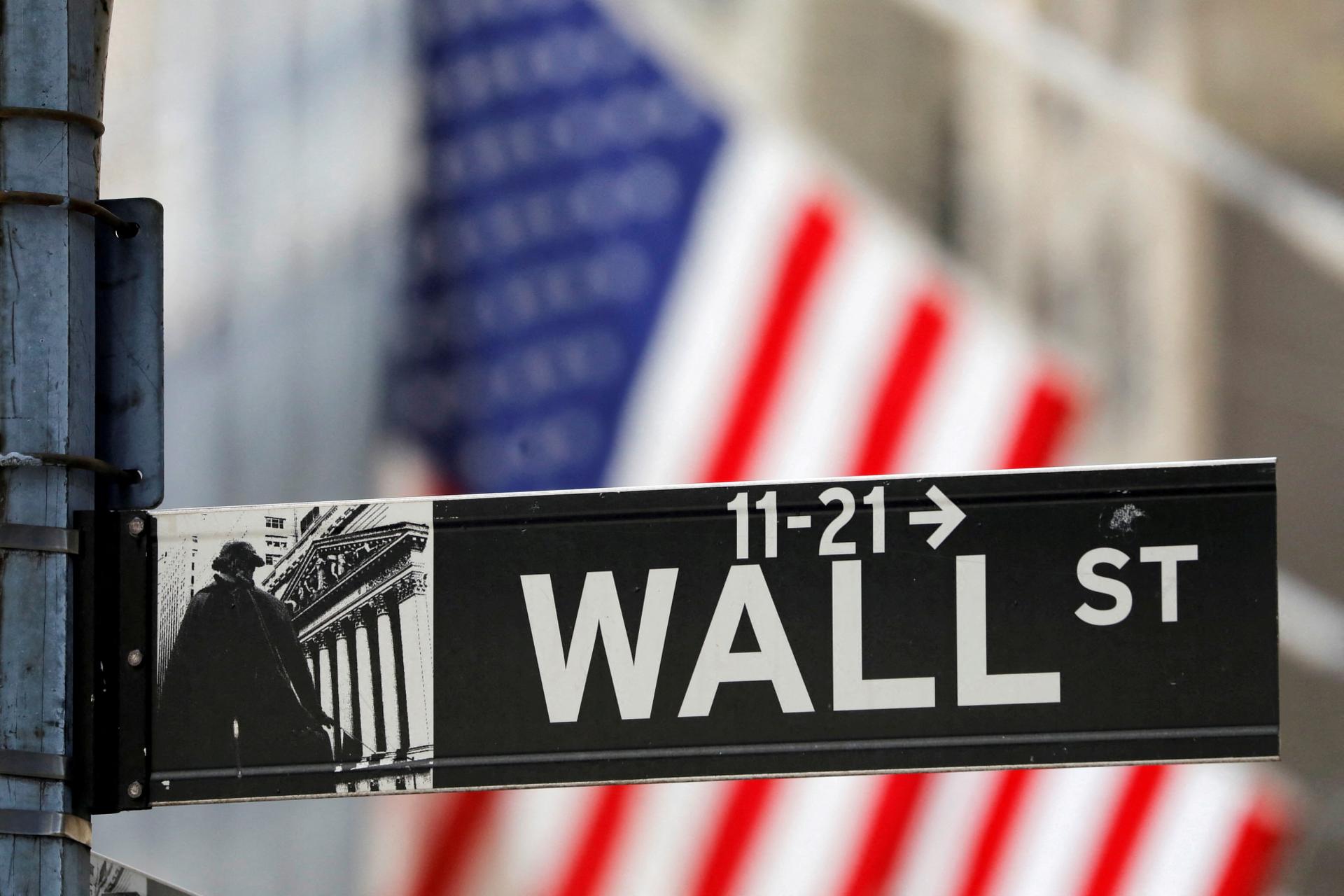 Akcie v USA po firemných výsledkoch uzavreli takmer bez zmeny, dolár klesol