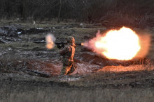 Ukrajinský vojak v boji. FOTO: Reuters