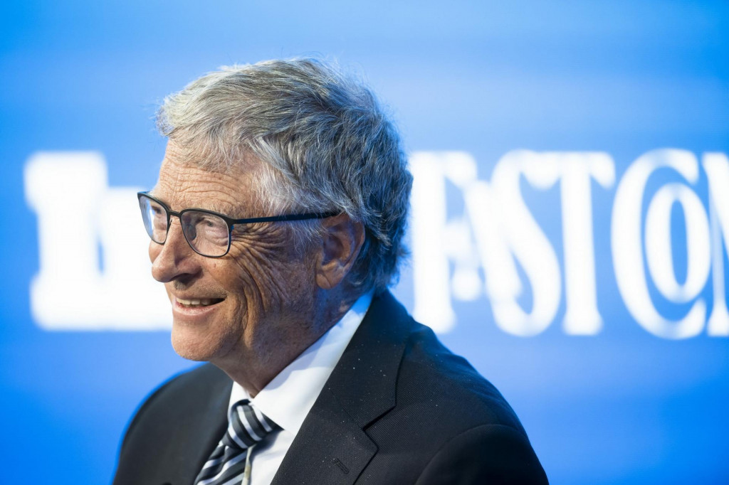 Microsoft už v roku 2019 vložil do spoločnosti OpenAI miliardu dolárov a v roku 2021 investoval druhý raz. Na snímke zakladateľ Microsoftu Bill Gates. FOTO: TASR/AP